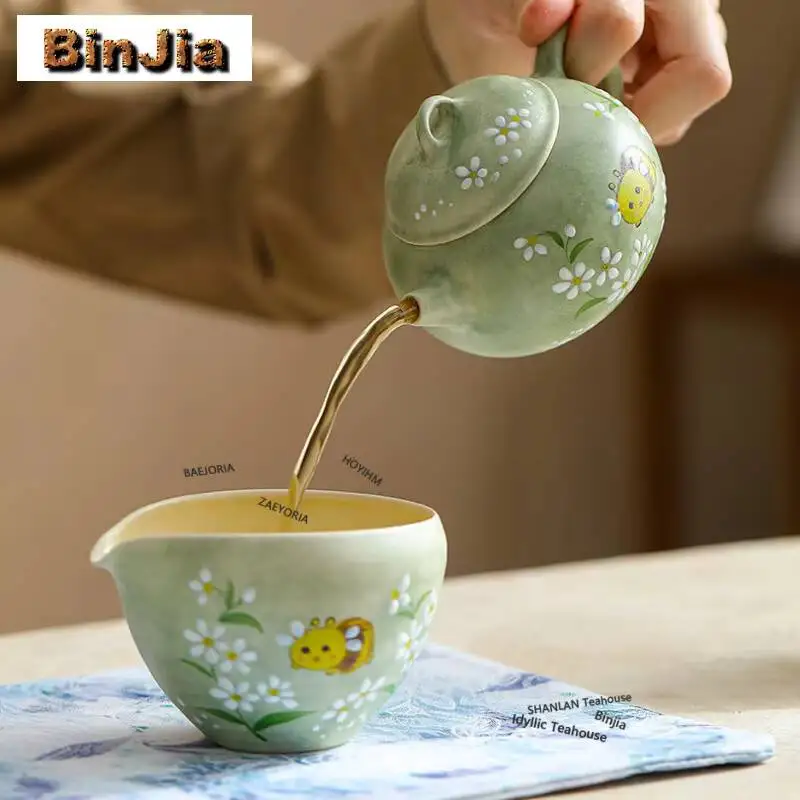 150ml Hand-painted Daisy Bee Teapot Traditional Tea Infuser Pot Tea Soaking Kettle With Ball Hole White Tea Teaware Ornaments