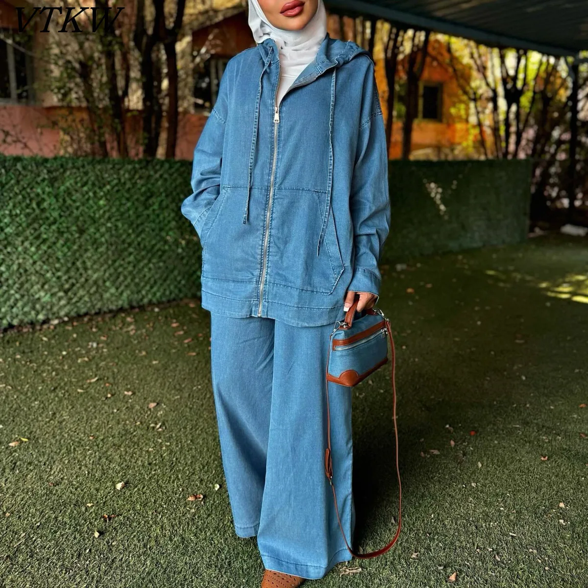 

VTKW, Новое поступление 2025, женский джинсовый комплект из двух предметов, куртка на молнии с капюшоном, широкие брюки, шикарные винтажные однотонные уютные высокие брюки