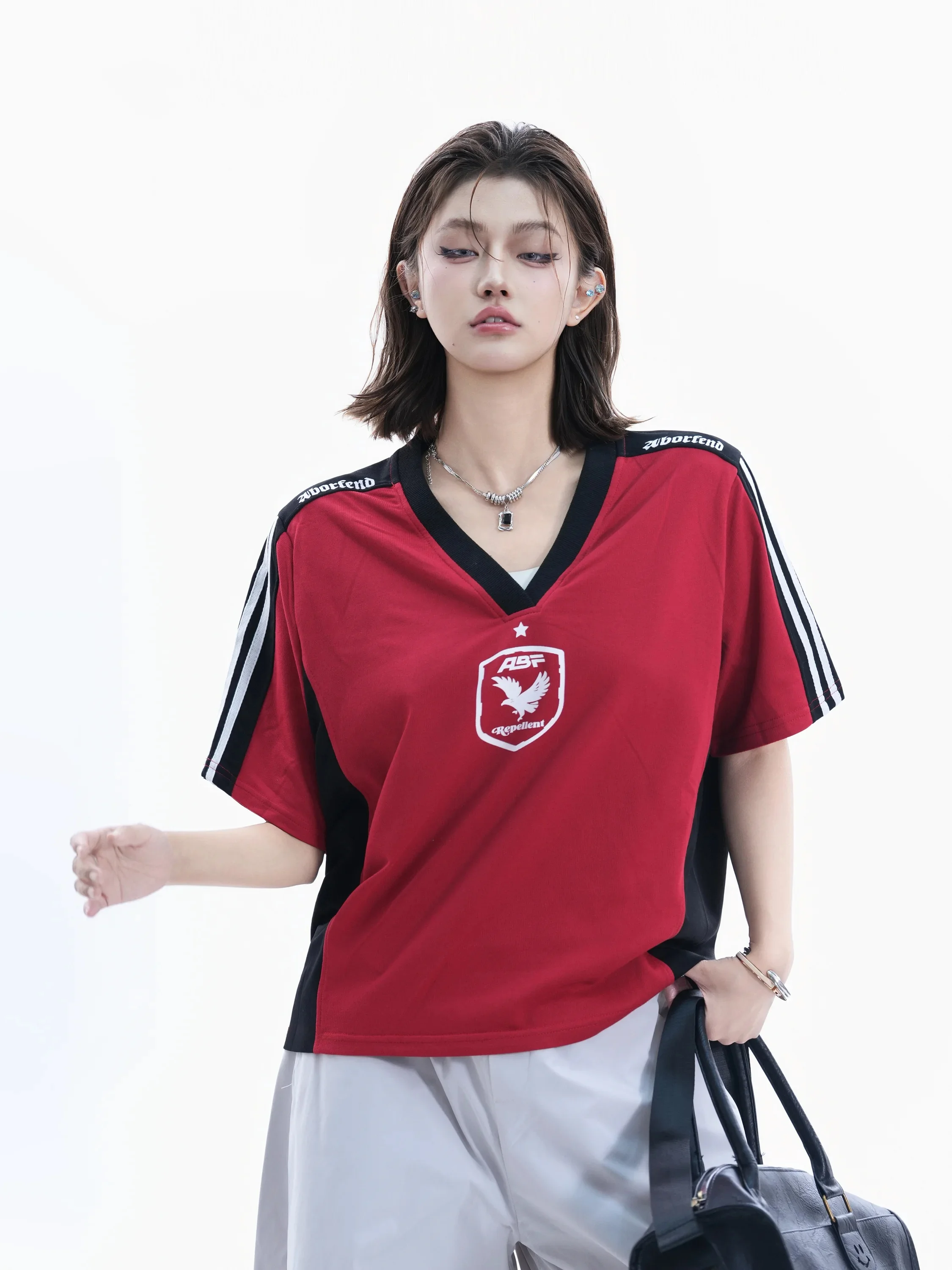 

Retro American Color Block V Neck Short Sleeve T Shirt Women's College Badge Print Couple's Sport Top Fashionable Casual Cott...
