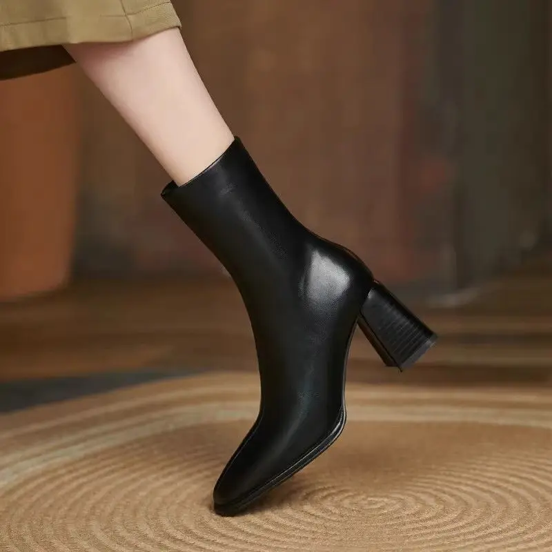 الجلود ساحة تو كعب الجوارب الصوف مبطن المرأة حذاء من الجلد الخريف الشتاء الإناث أحذية قصيرة الاتجاه 2025 على عرض الأحذية #2