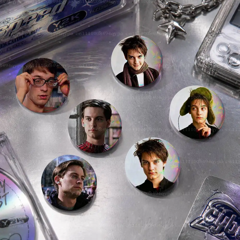 T-Tobey Maguire Button Supplies Round Badge Pins Clothes Decor Metal Pin Back Cover Metal Cover Laser Film