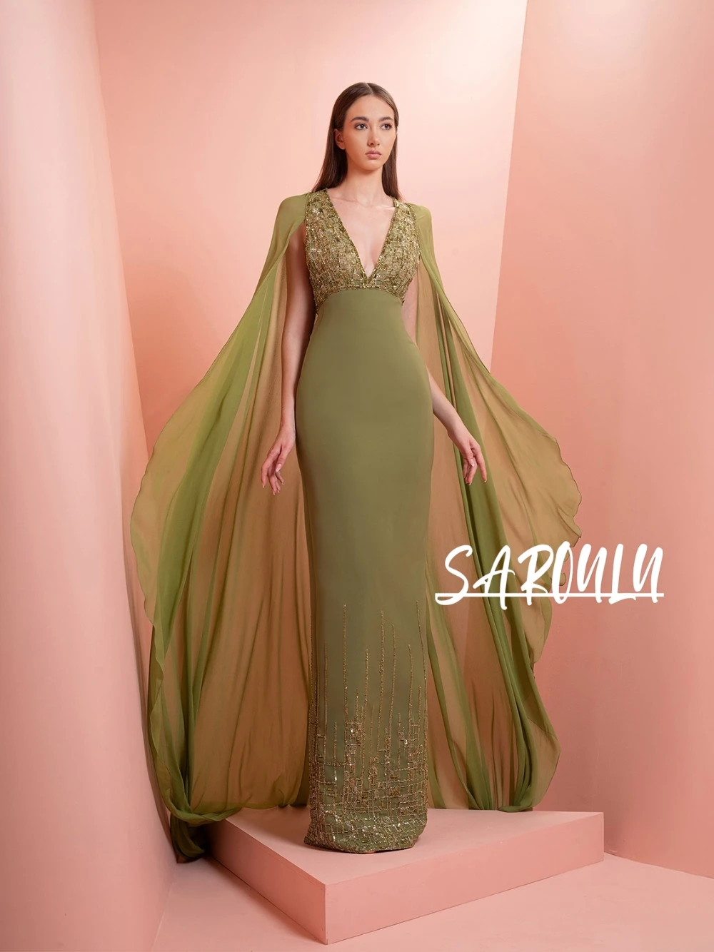 

Элегантное банкетное платье с накидкой и рукавами, сексуальное платье для выпускного с глубоким вырезом и золотыми деталями, изящное зеленое прямое вечернее платье по индивидуальному заказу