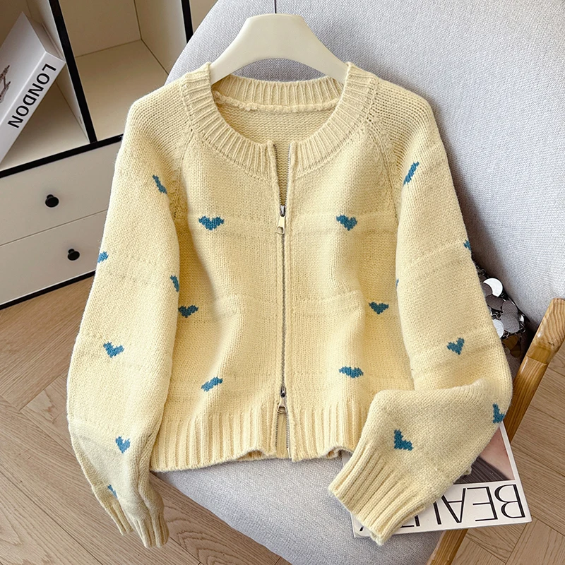 

Жаккардовый свитер Love для женщин, новинка 2025, осень-зима, модные вязаные женские кардиганы на молнии с длинными рукавами и круглым вырезом