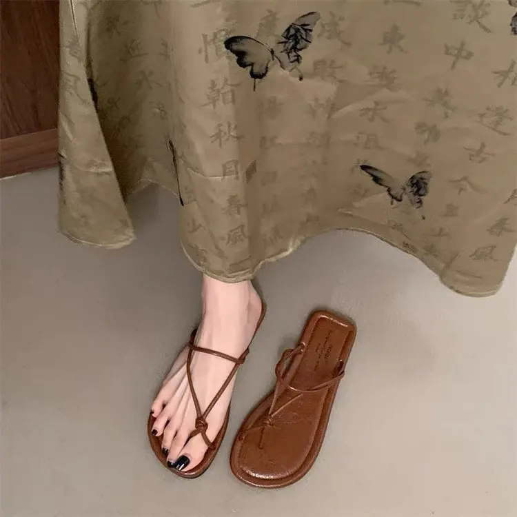شباشب نسائية على الطراز الكوري صنادل ناعمة من الأسفل لقضاء عطلة الشاطئ ملابس كاجوال أحذية صيفية مريحة سهلة الارتداء