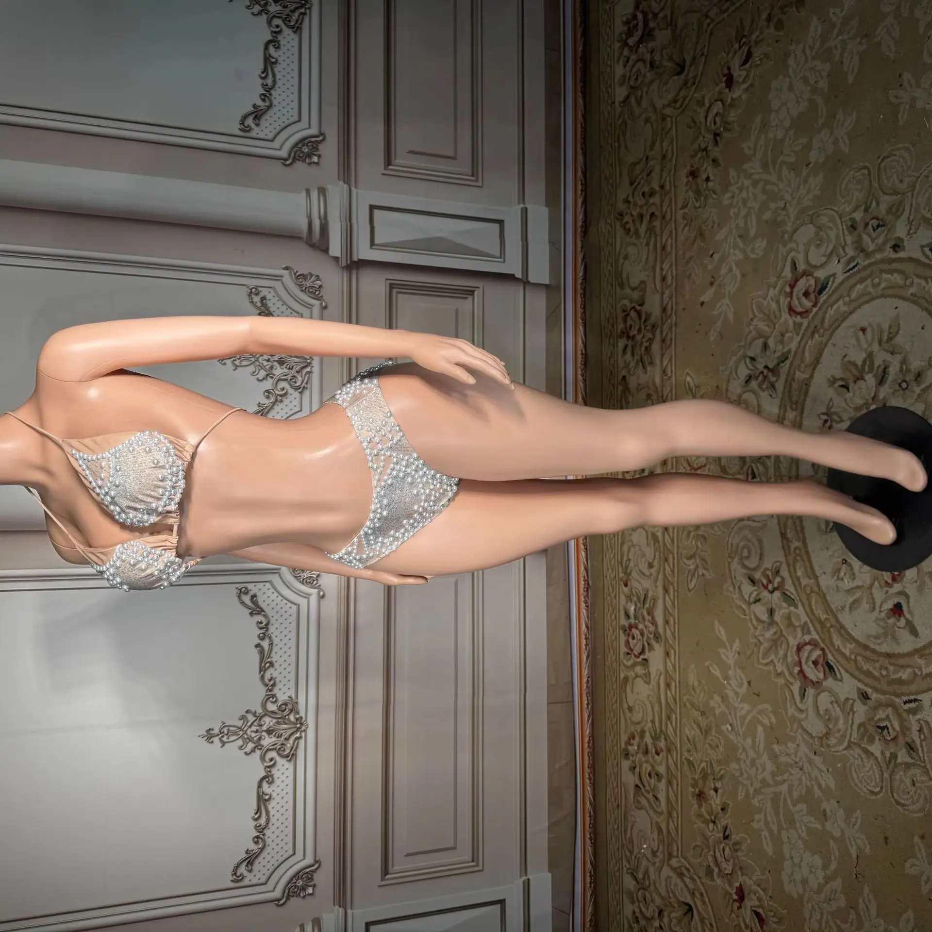 

Новый комплект бикини из сетки с пайетками и принтом, состоящий из трех предметов, идеально подходит для пляжного отдыха в стиле дерзкой и сексуальной модницы на песке.