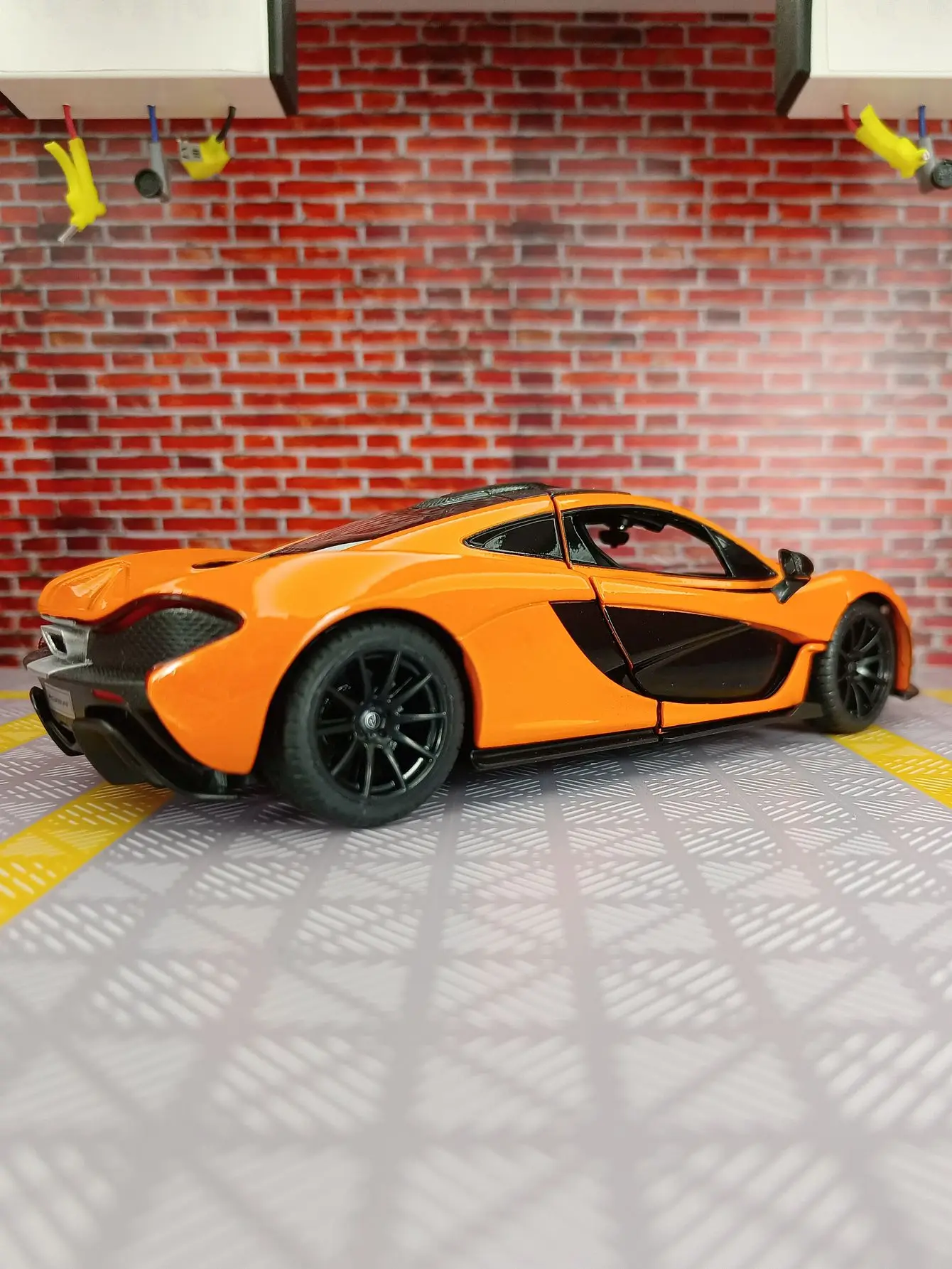 rastar 1:24 McLaren P1 legering supercar model voorwiel kan worden gedraaid en de deur en de kap kan worden geopend vakmanschap