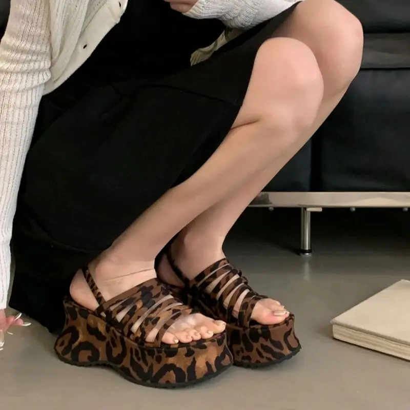 

Женские босоножки на танкетке 8 см, черные туфли на платформе, летняя обувь в стиле панк-гладиатор с леопардовым ремнем, сандалии на высоком каблуке Femme