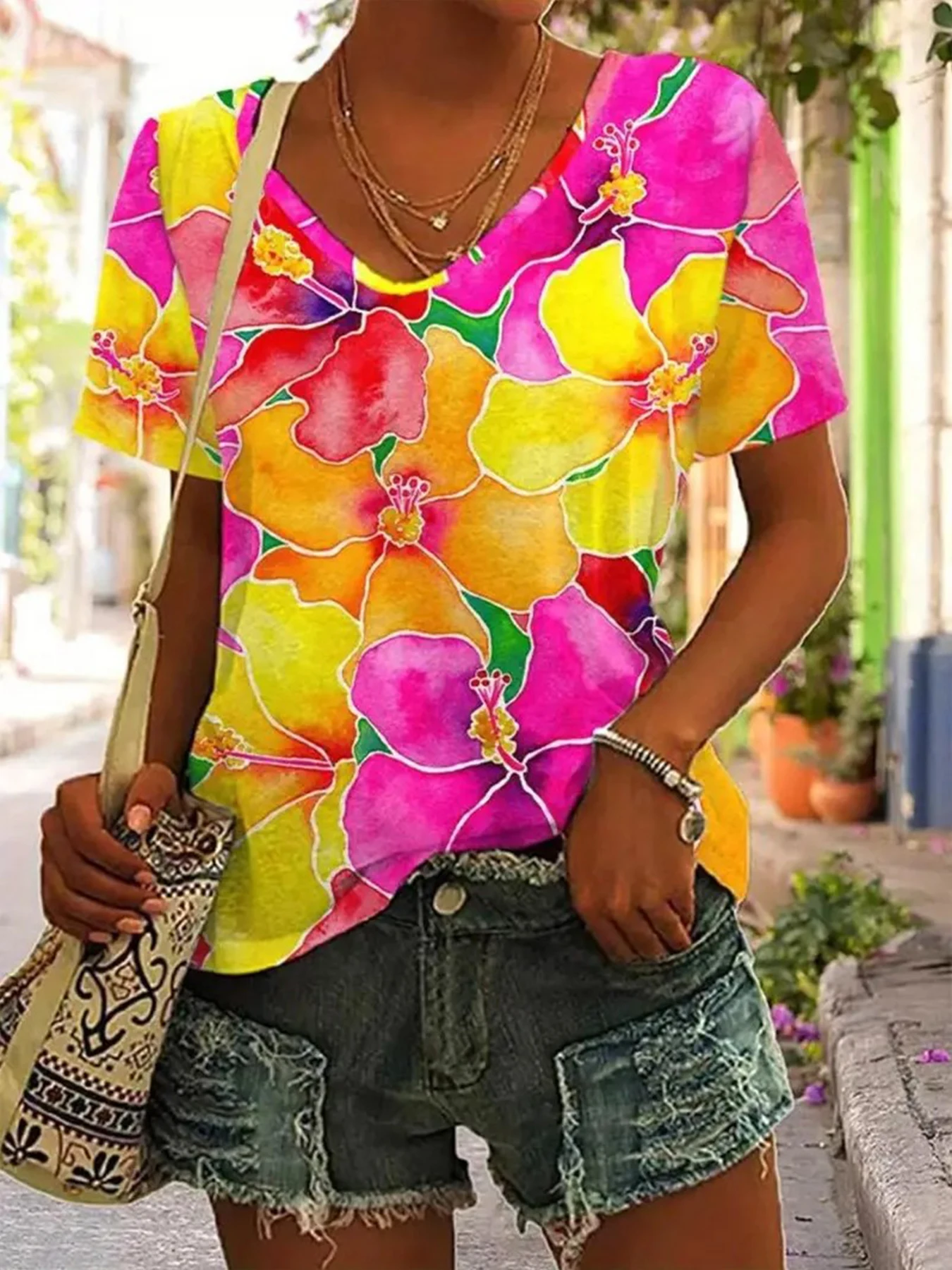 Damska koszulka z dekoltem w serek, kolorowy abstrakcyjny nadruk, luźne T-shirty, codzienna bluzka z krótkim rękawem na lato 2025, modna odzież damska.