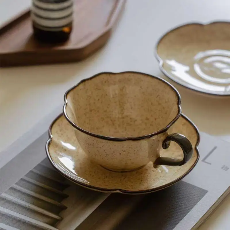 tasse-a-cafe-et-assiette-cerc-retro-peints-a-la-main-tasse-a-latte-sous-la-couleur-avec-tasse-et-assiette-a-the-ternoon-au-design-floral