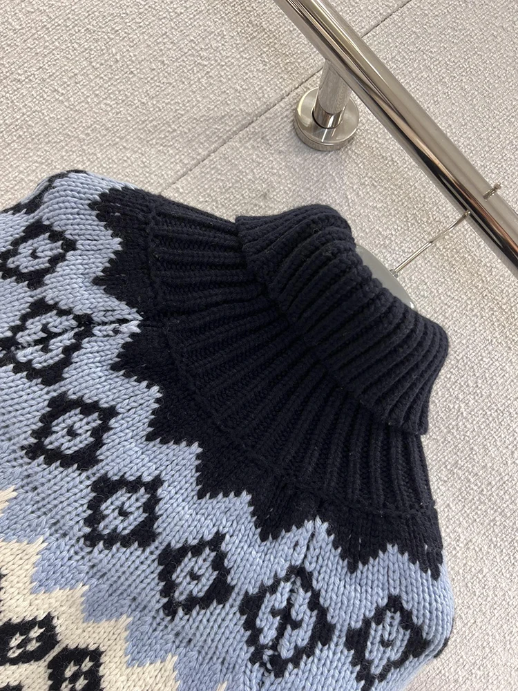 เสื้อสเวตเตอร์ไหมพรมคอตั้งลายทางสไตล์เรโทร รุ่นใหม่ประจำฤดูหนาวปี 2025 จาก SVORYXIU ให้ความสบายและทันสมัยสำหรับผู้หญิง