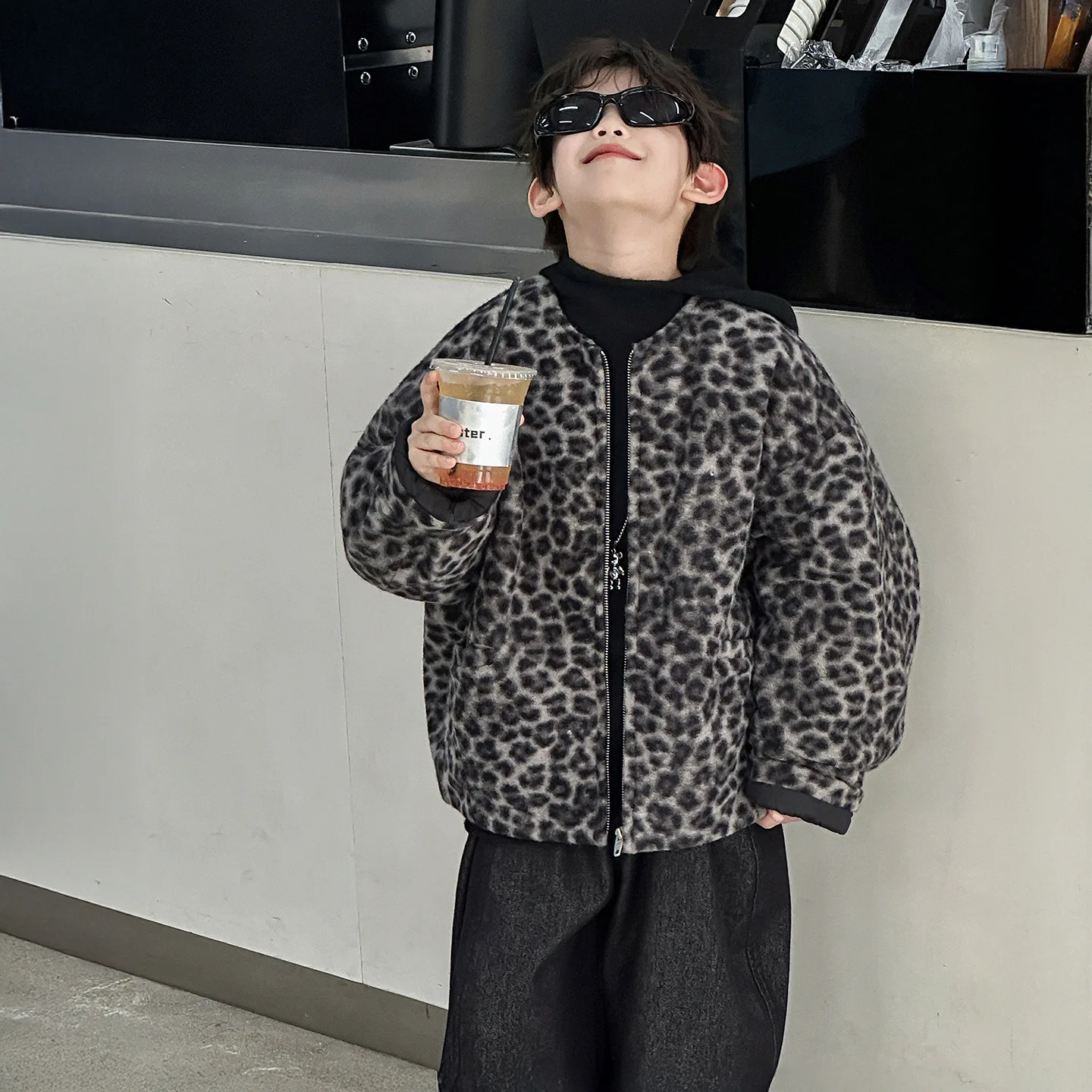 ملابس أطفال عصرية غير رسمية دافئة مبطنة بالقطن لخريف وشتاء 2025 سترة جديدة للأولاد سميكة مخصصة بطبعة الفهد