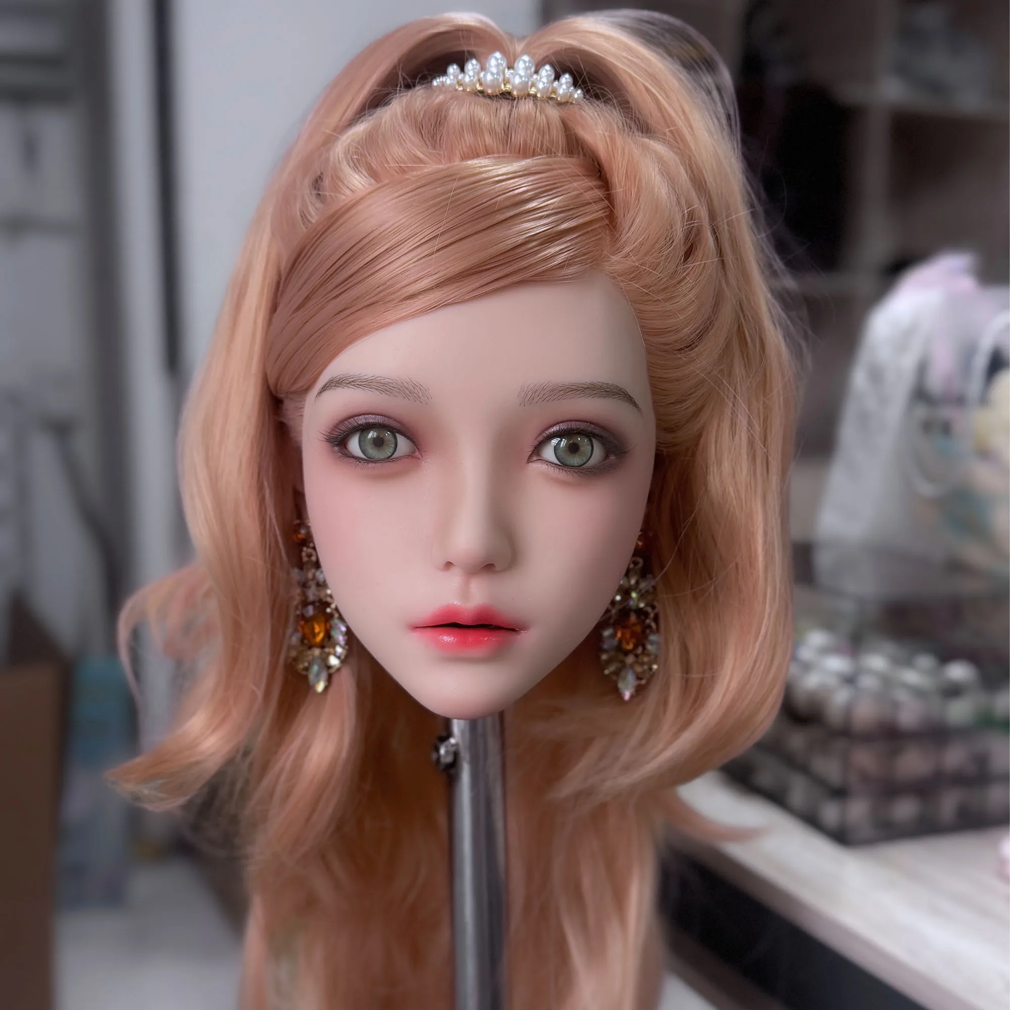 

The new silicone head features fine skin texture and supports realistic makeup processes such as foundation application, eyeshad