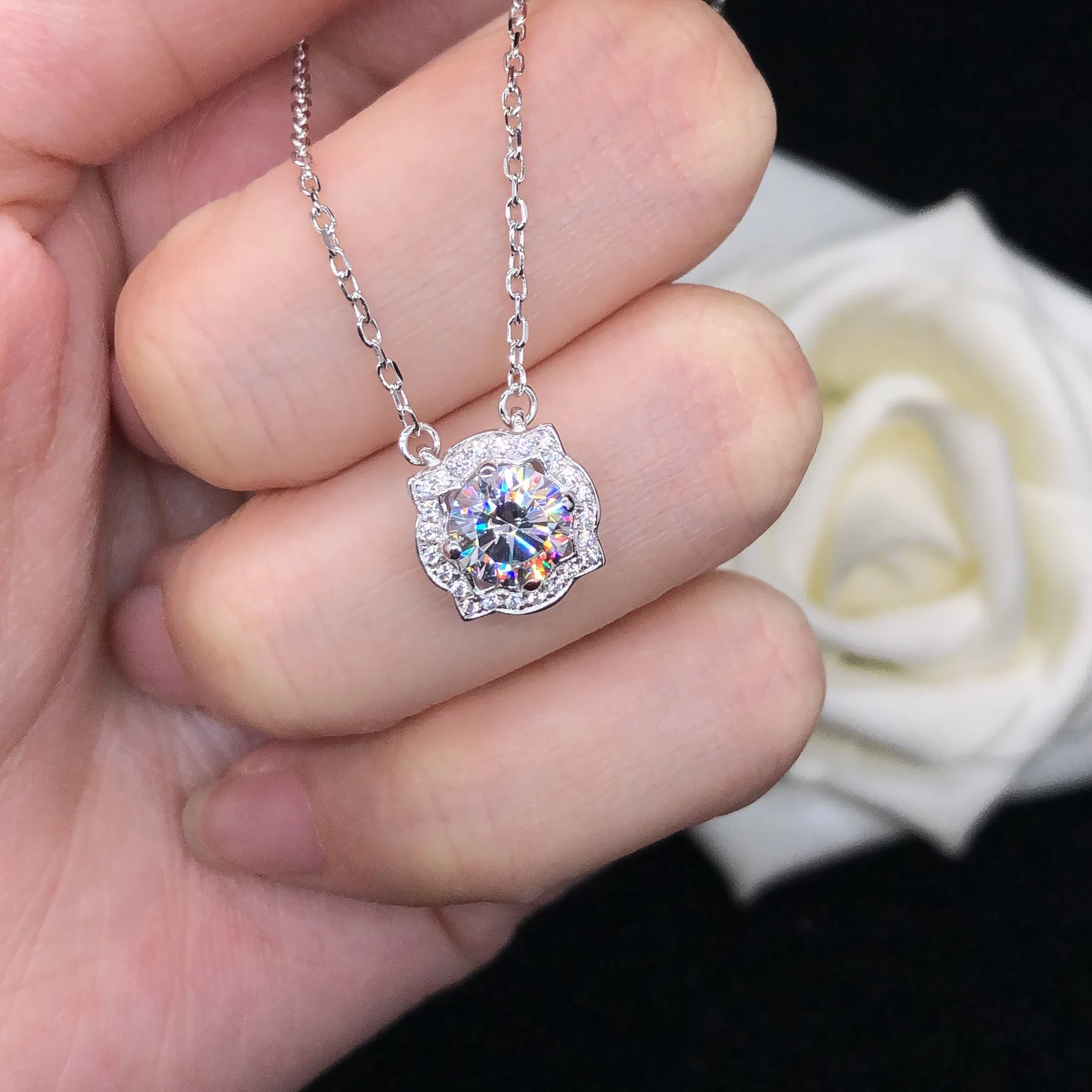 

Test Positive 1Ctw 6.5mm Round Cut D Color VVS1 Moissanite Diamond Pendant Necklace Glittering 18K White Gold Jewelry 039P