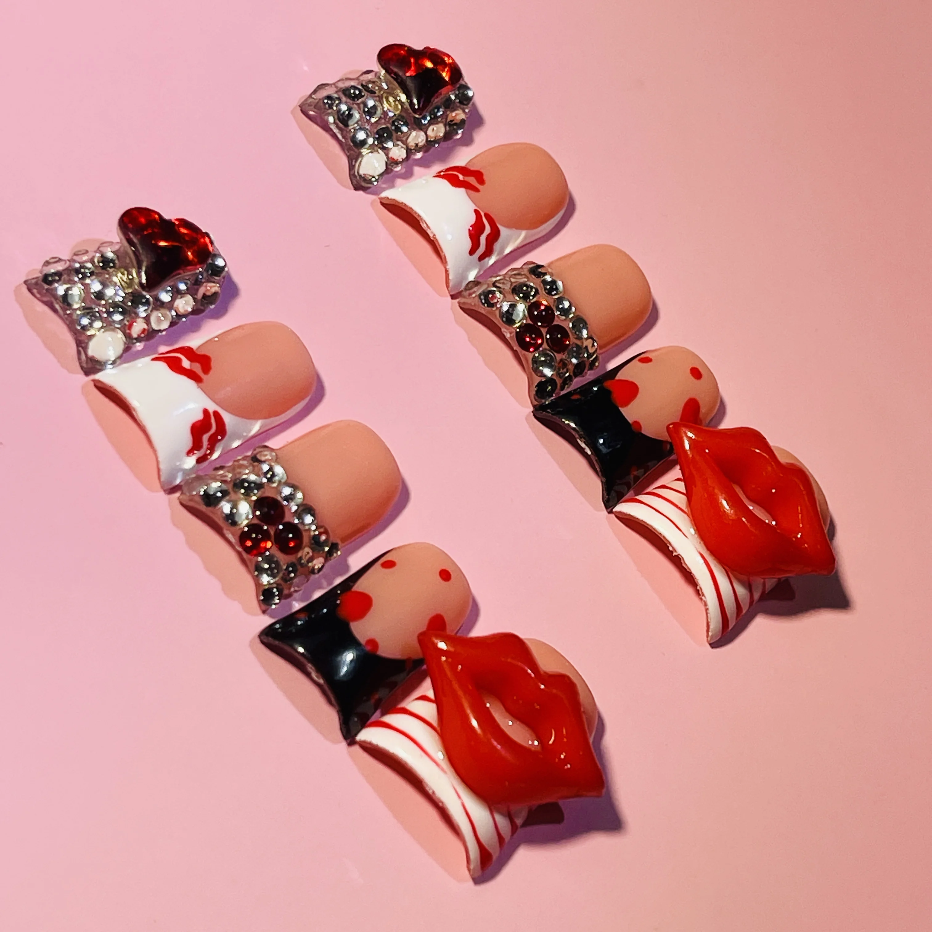 Unghie a pressione con punta d'anatra Heart Kiss, unghie con stampa labbra rosse primaverili e bacio fatte a mano del 2025 con cuori di cristallo, Y2K Valentine Glam