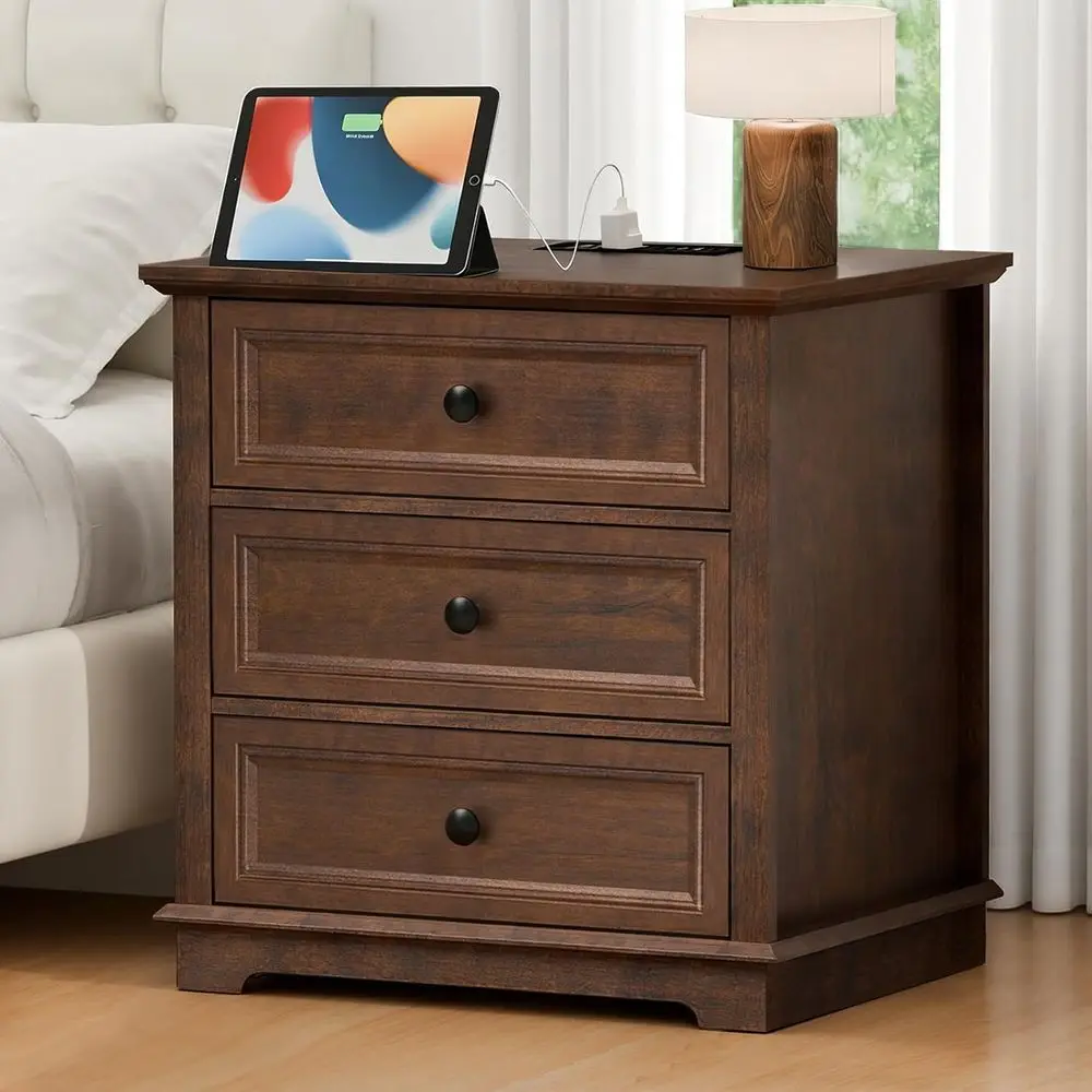 Nachttisch mit Ladestation, 24 Zoll breiter Beistelltisch mit 3 Schubladen, Beistelltisch mit Stauraum, kleine Kommode oder Schlafzimmerkommode (Cherr