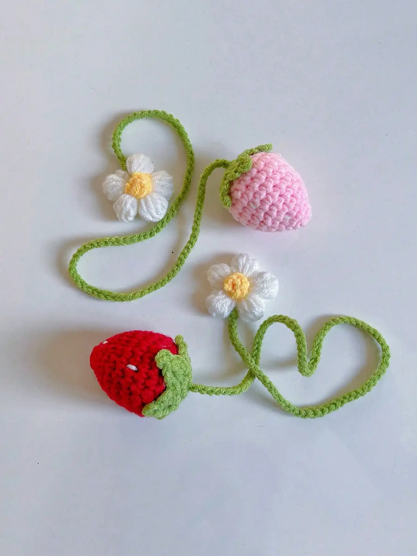 1Pc Car Rearview Mirror Woven Finished Pendant Strawberry Flower Pendant Cute Hanging Ornament Universal Lovely Fresh Car Interi