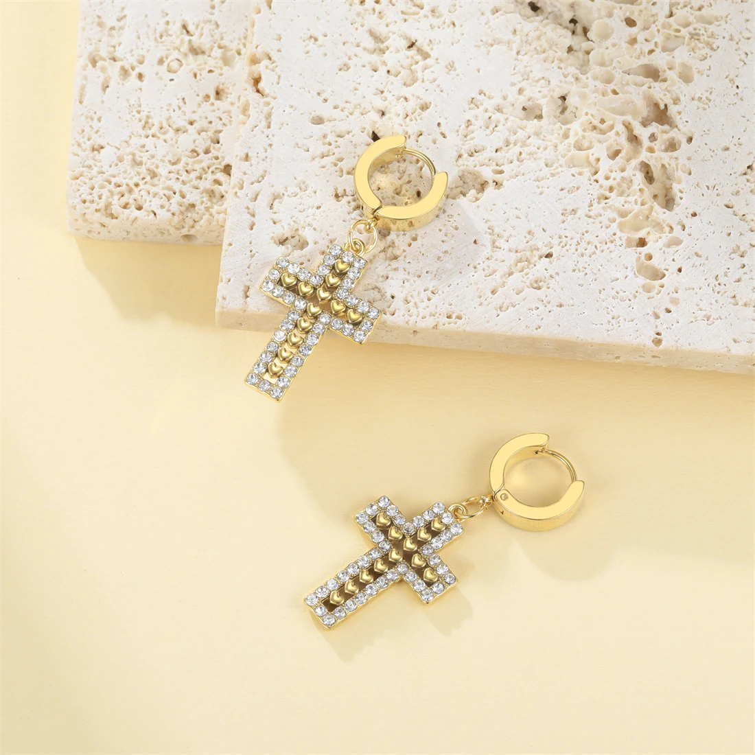Eueavan Strass-Kreuz-Ohrhänger aus Edelstahl, 18K vergoldet, christliche Glaubens-Ohrringe, klassisches Amulett-Schmuckstück, Geschenk – Detail 16
