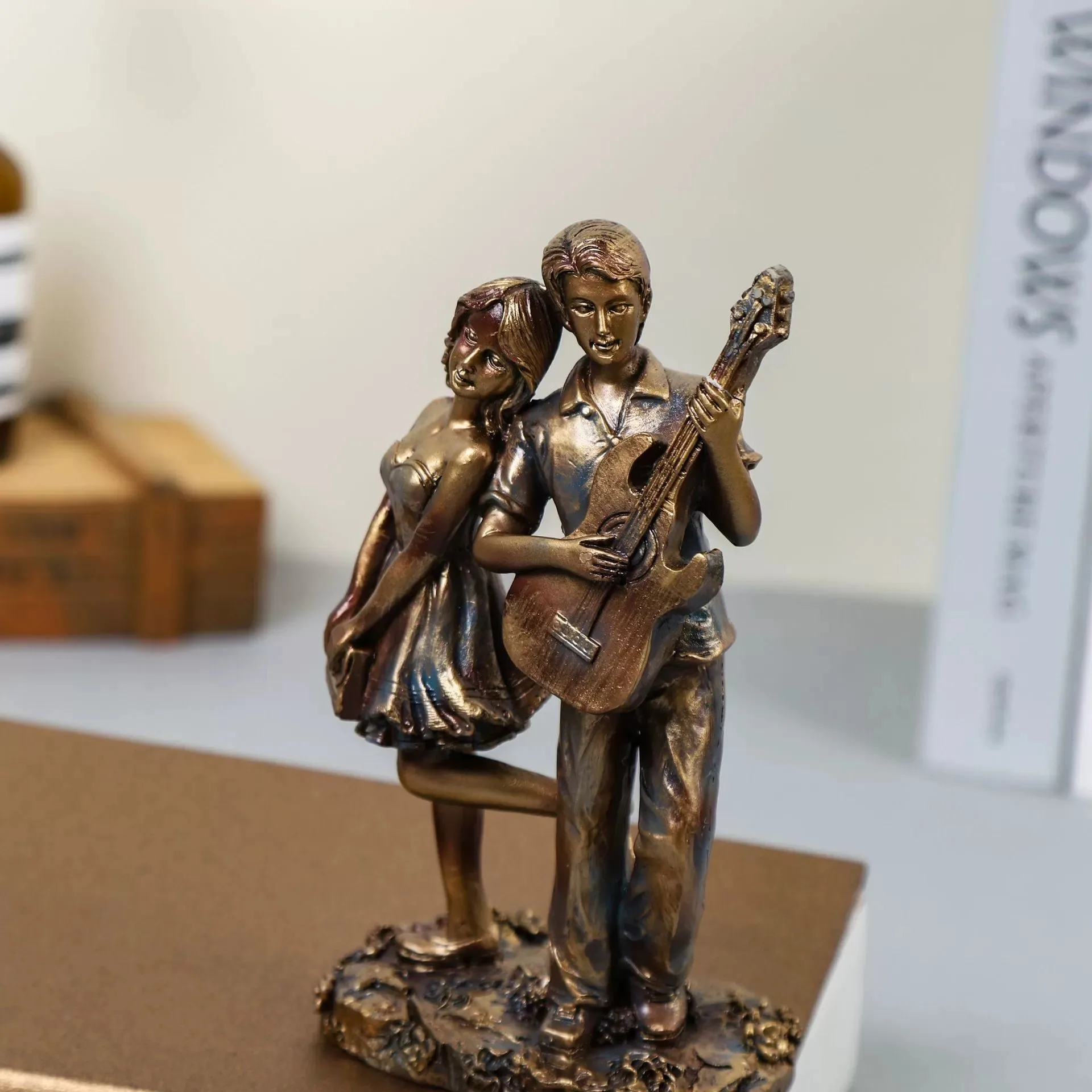 

Romantic Couple Figure Statue Resin Lover Sculpture European-style Home Interior Desktop Decoration Accessories Handicraft