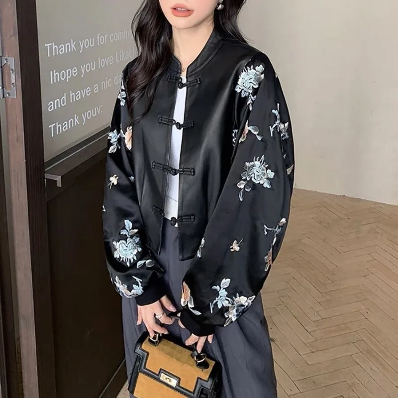 แจ็คเก็ตหนังปักลายวินเทจสุดหรูสำหรับผู้หญิง เสื้อโค้ทหนัง PU แขนยาว ติดกระดุม สำหรับฤดูใบไม้ผลิและฤดูใบไม้ร่วง