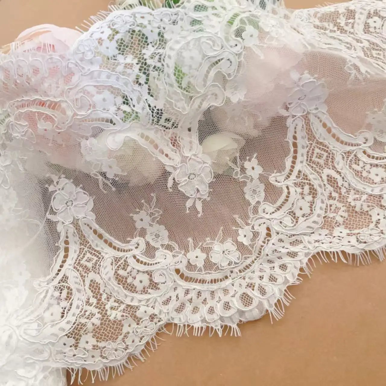 Breite 20 cm und 24 cm. Kordelbestickter Wimpernspitzenstoff, hochwertiger Stoff für Brautkleider, Hochzeitskleider, DIY-Röcke. – Detail 5