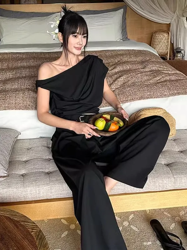 طقم نسائي أنيق لعام 2025 يتكون من بلوزة غير متماثلة وبنطلون واسع الساق بتصميم عصري