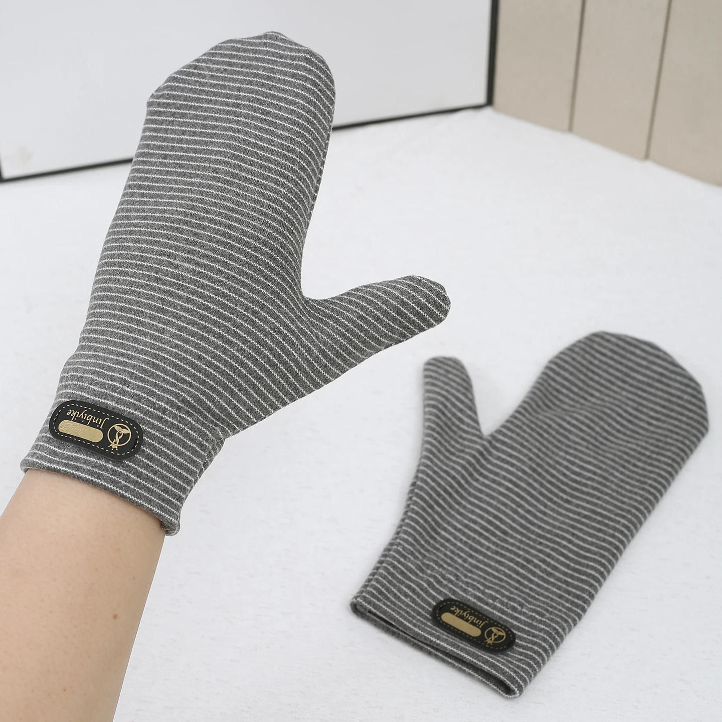 Полосатые перчатки с соединенными пальцами