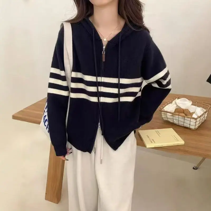 

Корейский студенческий стиль, полосатый контрастный свитер с капюшоном, куртка для женщин, свободный повседневный вязаный кардиган на молнии