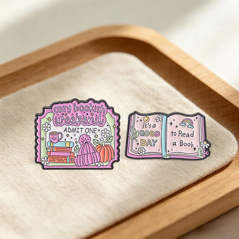 Gemütliches Buchliebhaber-Wochenende: Ein-Ticket-Einlass-Emaille-Pin – „Es ist ein guter Tag, um ein Buch zu lesen“-Brosche, Taschen- und Kleidungsabzeichen, Schmuckgeschenk für Freunde – Detail 8
