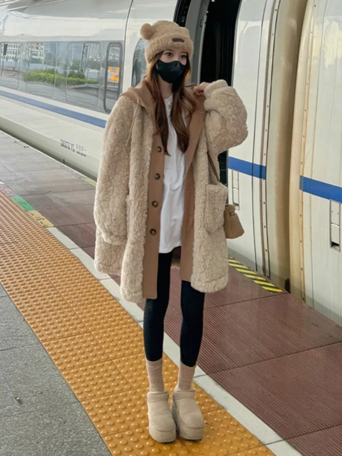 Kurtka z wełny jagnięcej damska cargo boyfriend styl militarny detal safari patchwork element płótno bomber moda klasyczna