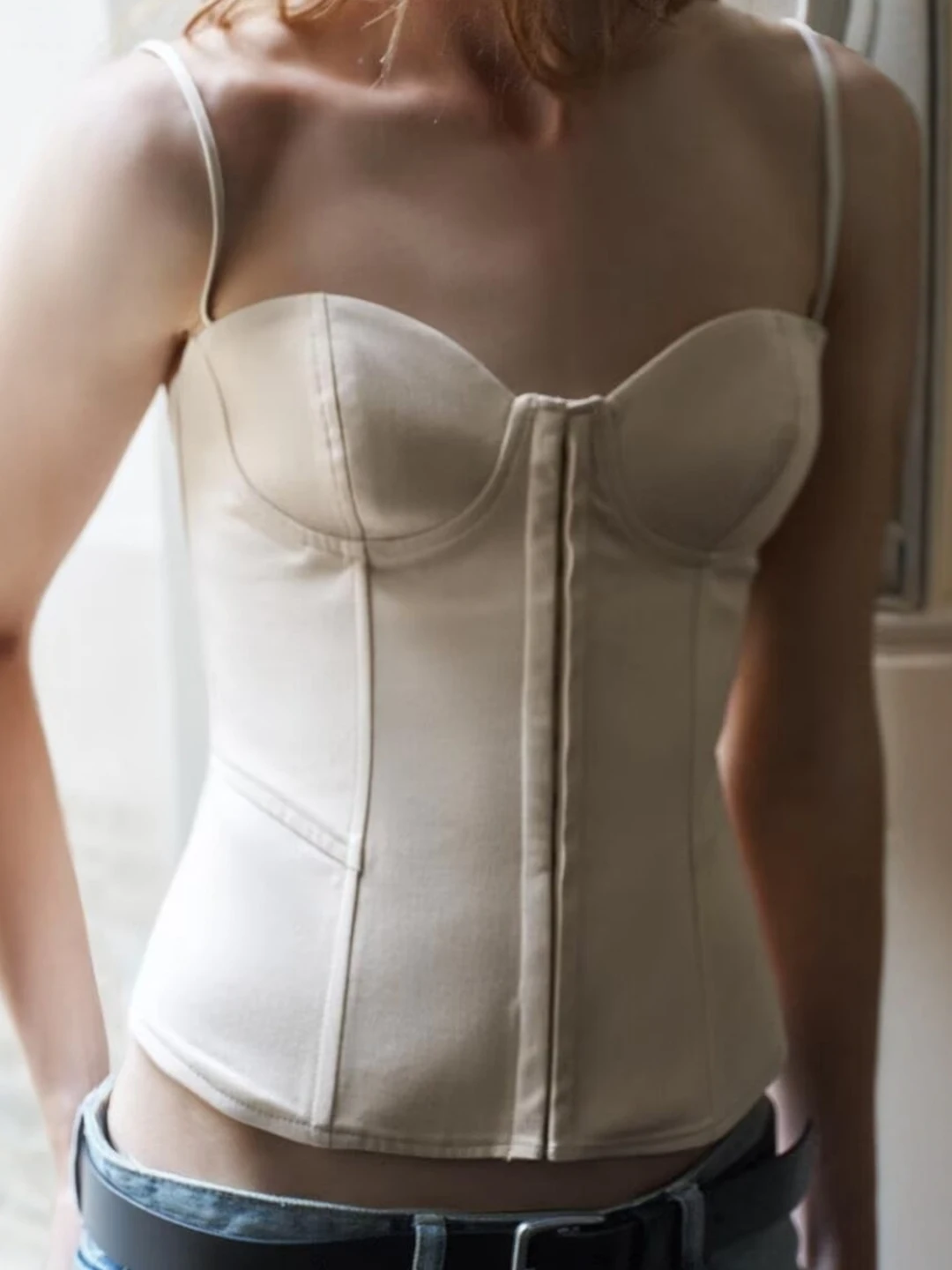 Elegant Shaping Women's Tight Strapless Bra Underwear with Hidden Buckle Short Length Fashionable Vest Top for Ladies