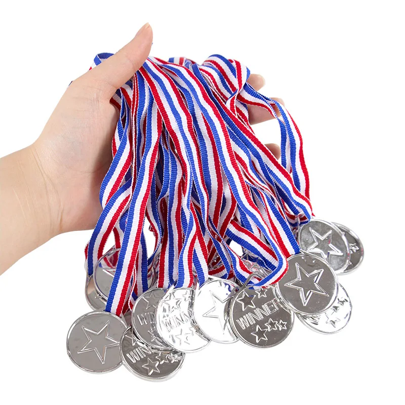 10 Stücke Kunststoff Gold Gewinner Medaillen Trophäe Kinder Spiel Sport Preis Auszeichnungen Spielzeug Für Kinder Geburtstag Party Gefälligkeiten Pinata Füllstoffe – Detail 6
