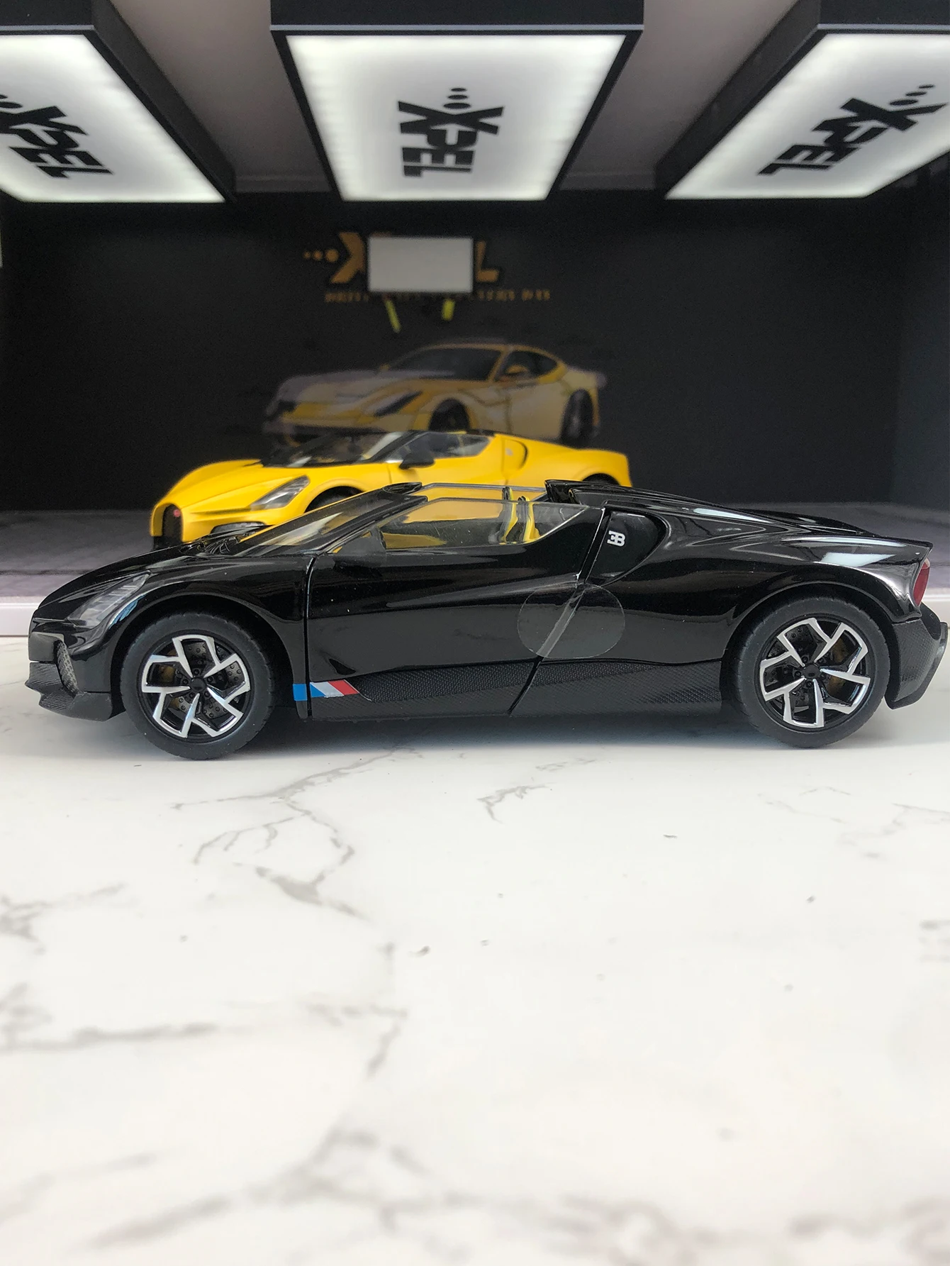 TSC 1:24 simulation zinc alloy Bugatti Mistral model car, static ornament, metal collectible gift car