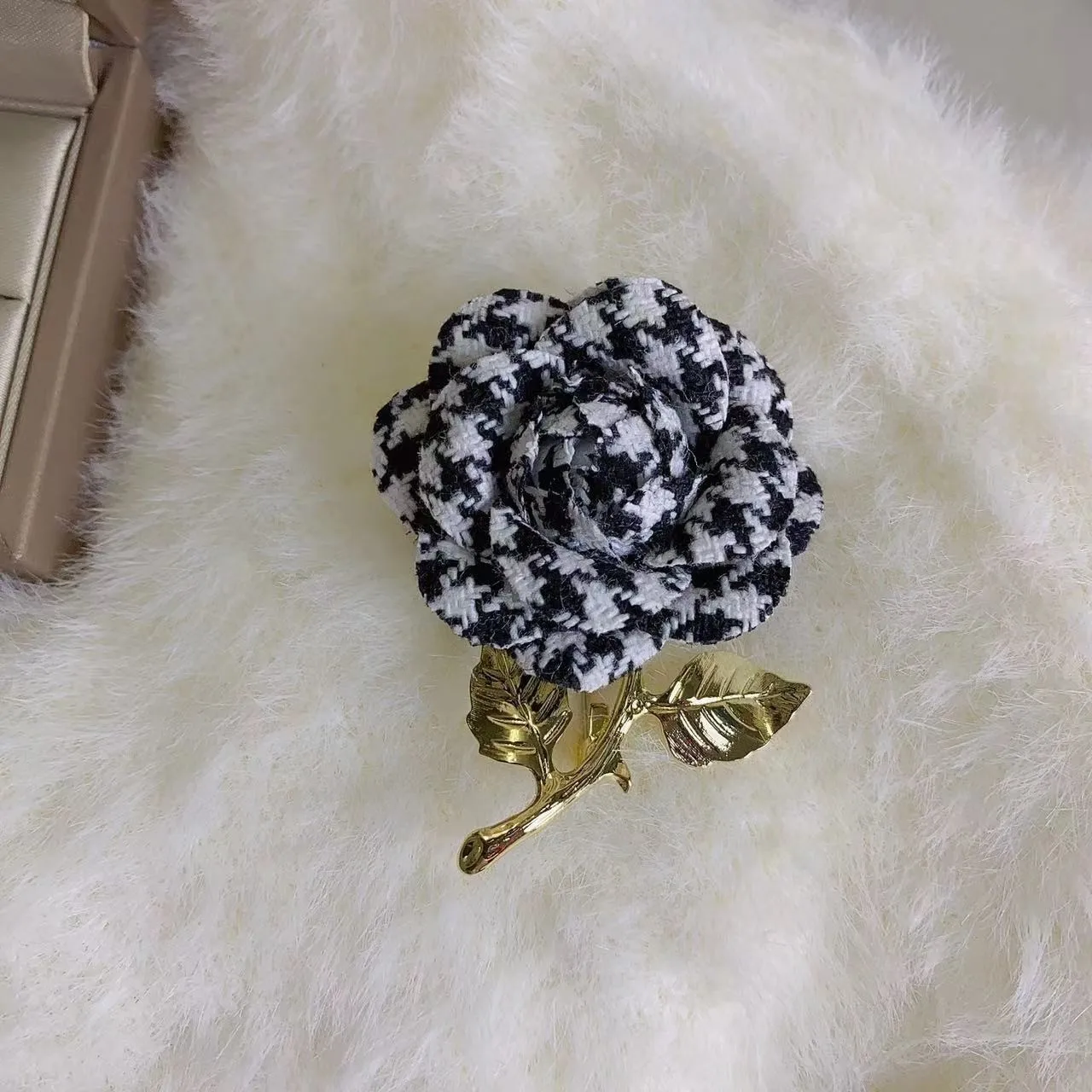 여성용 클래식 우아한 카멜리아 천 브로치 배지, 패션 빈티지 레이디 꽃 격자 무늬 파티 웨딩 핀 액세서리