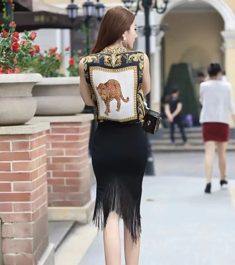 Mezza gonna leggera e matura con giunture a vento e nappe, a vita alta, irregolare, sottile, sexy, con pacchetto sui fianchi, gonna nera