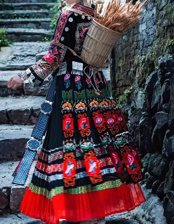 

Chinese Hmongb Woman Dress Folk Dacne Stage Embroidery Black New