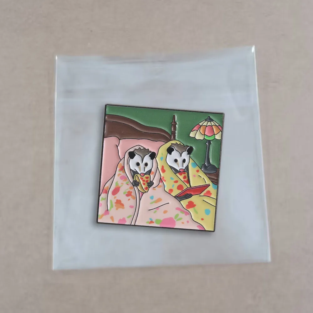 Lustige Opossum-Emaille-Anstecknadel: Pizza essend, im Bett lesend – Süße Possum-Brosche, gemütliches Trash-Panda-Schmuckgeschenk für Freunde und Buchliebhaber – Detail 9