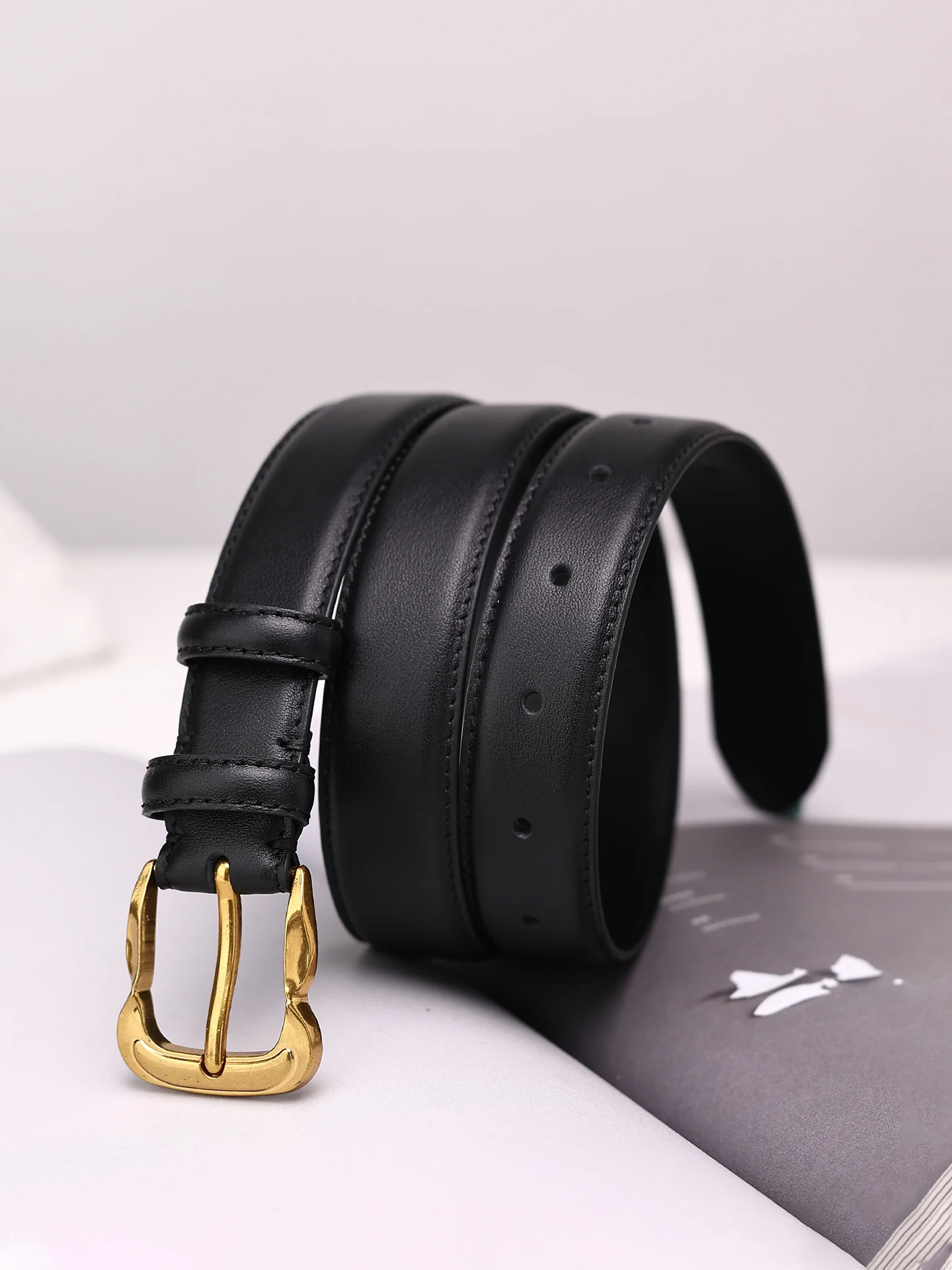 ミニマリストヴィンテージレザーベルト女性のトップレイヤー牛革ファッショナブルな装飾ベルト芸術的なスタイル合金バックル幾何学模様