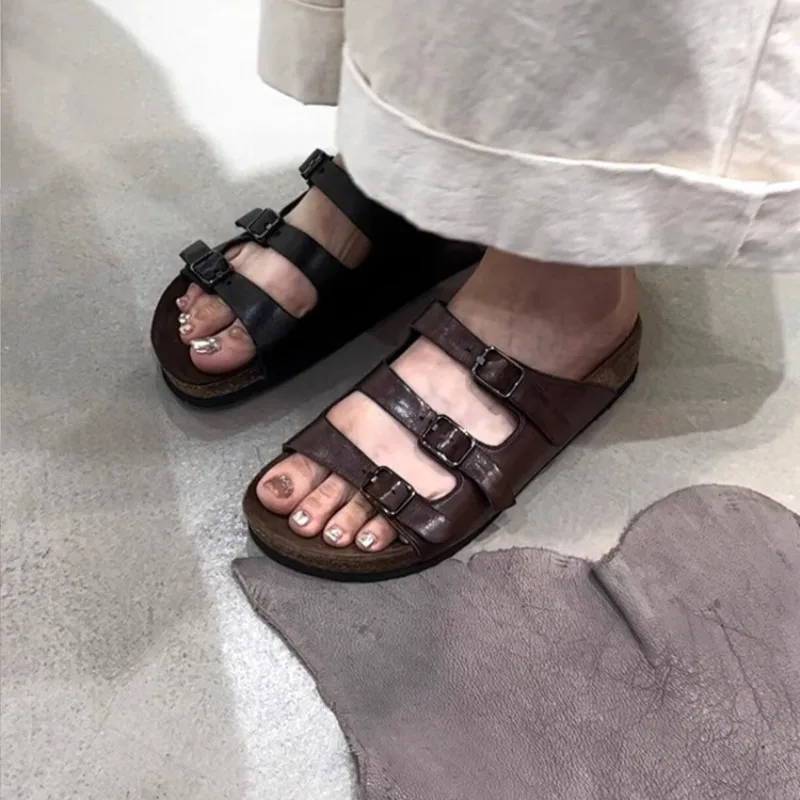 

Коричневые/черные женские тапочки с открытым носком на низком каблуке и пряжкой на ремне, противоскользящие, износостойкие, новинка 2025, летние уличные тапочки на плоской подошве из искусственной кожи