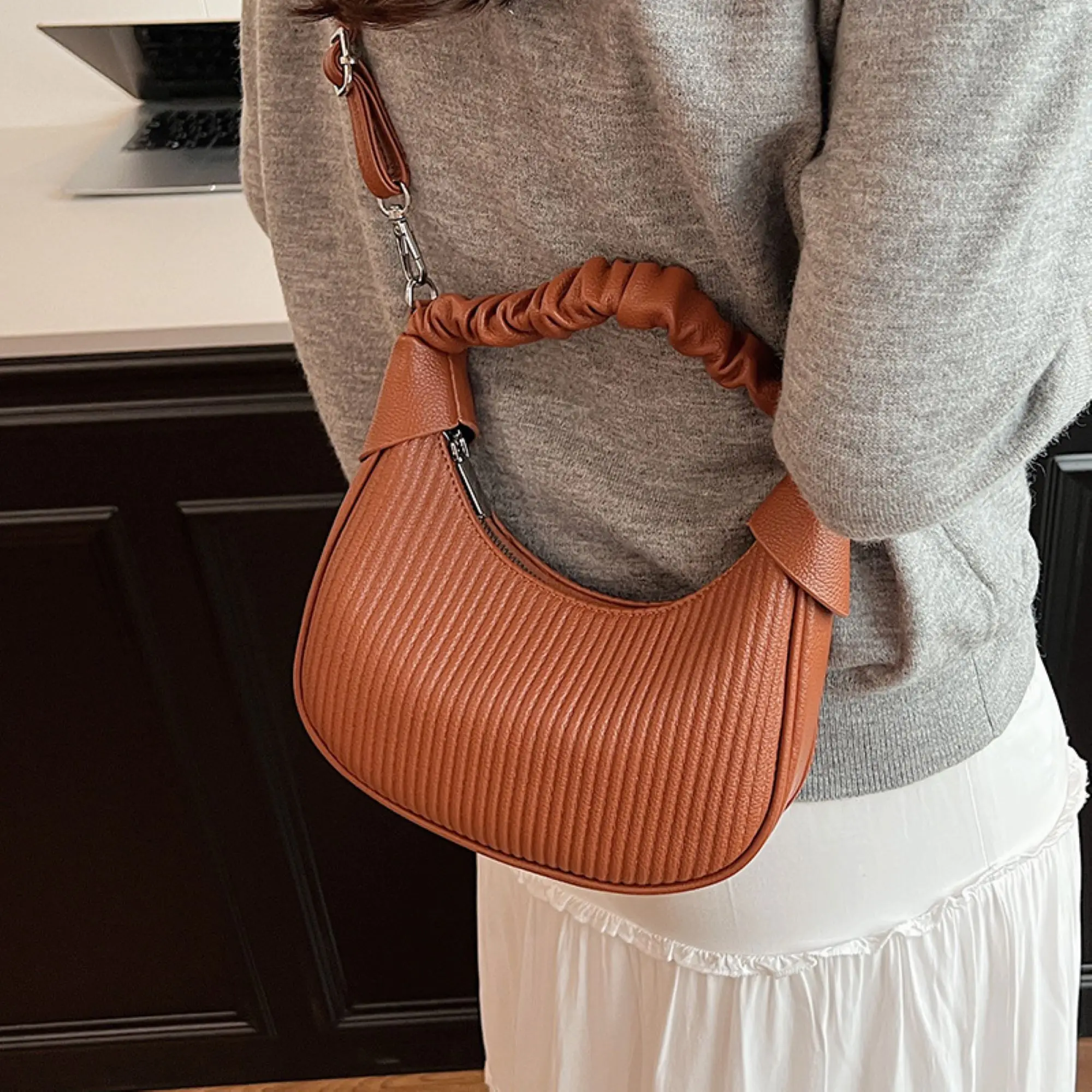 

Retro trendy pleated hand-held dumpling bag with fashionable texture and shoulder bag