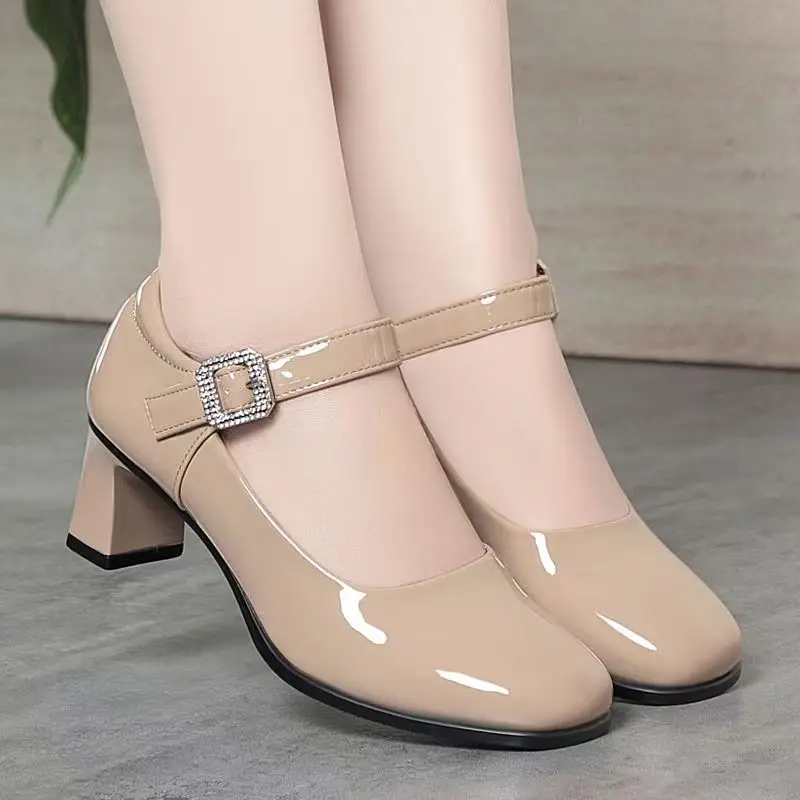 

Женские туфли Мэри Джейн из глянцевой кожи на блочном каблуке, весна-осень, новинка, с мягкой подошвой, круглым носком, неглубоким вырезом, ремешком на пряжке, на высоком каблуке, цвет нюд