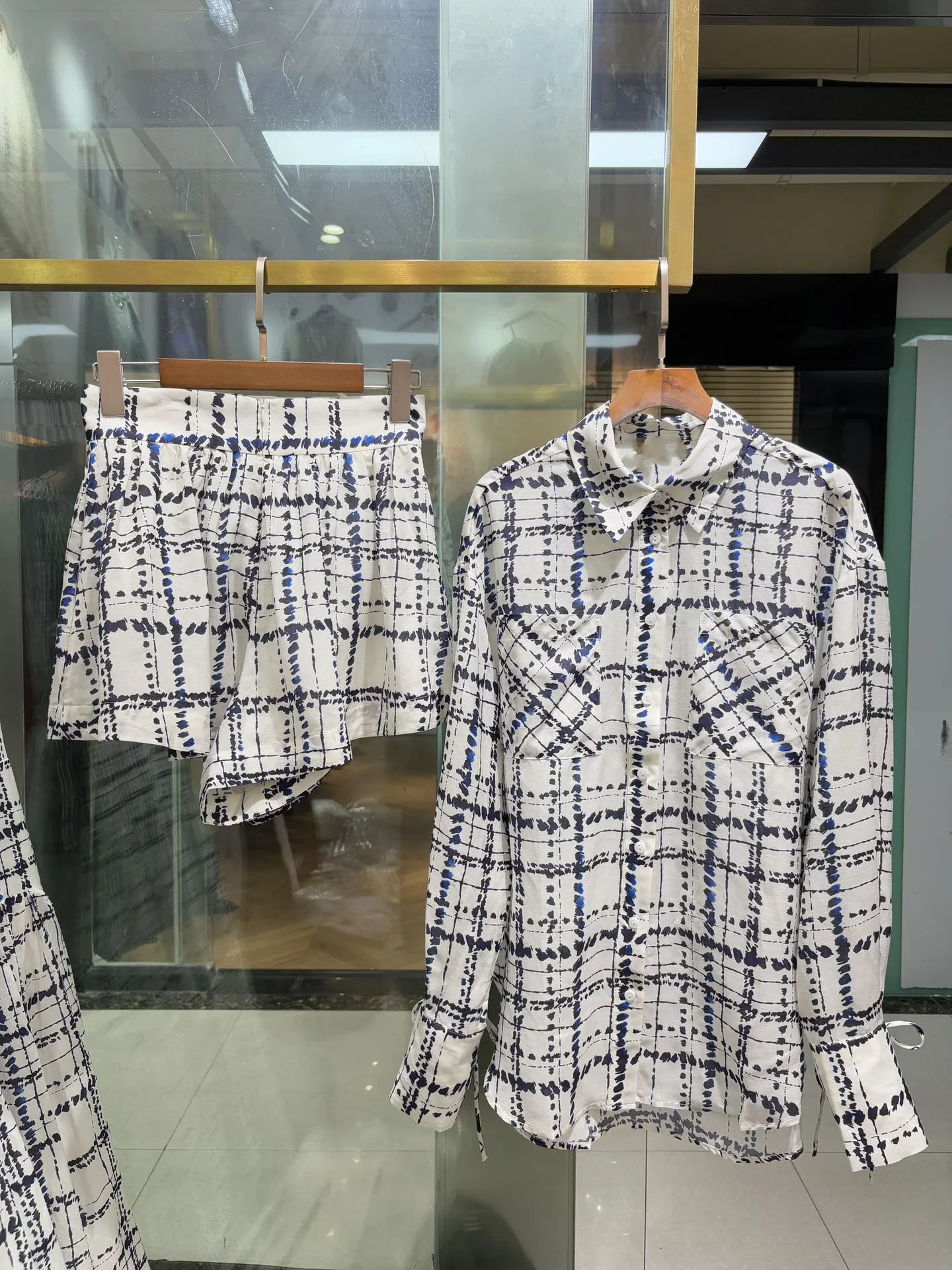

Blue and White Grid Pattern Women Casual Suit Turn-down Collar Long Sleeve Shirt + Elastic Waist Shorts Set