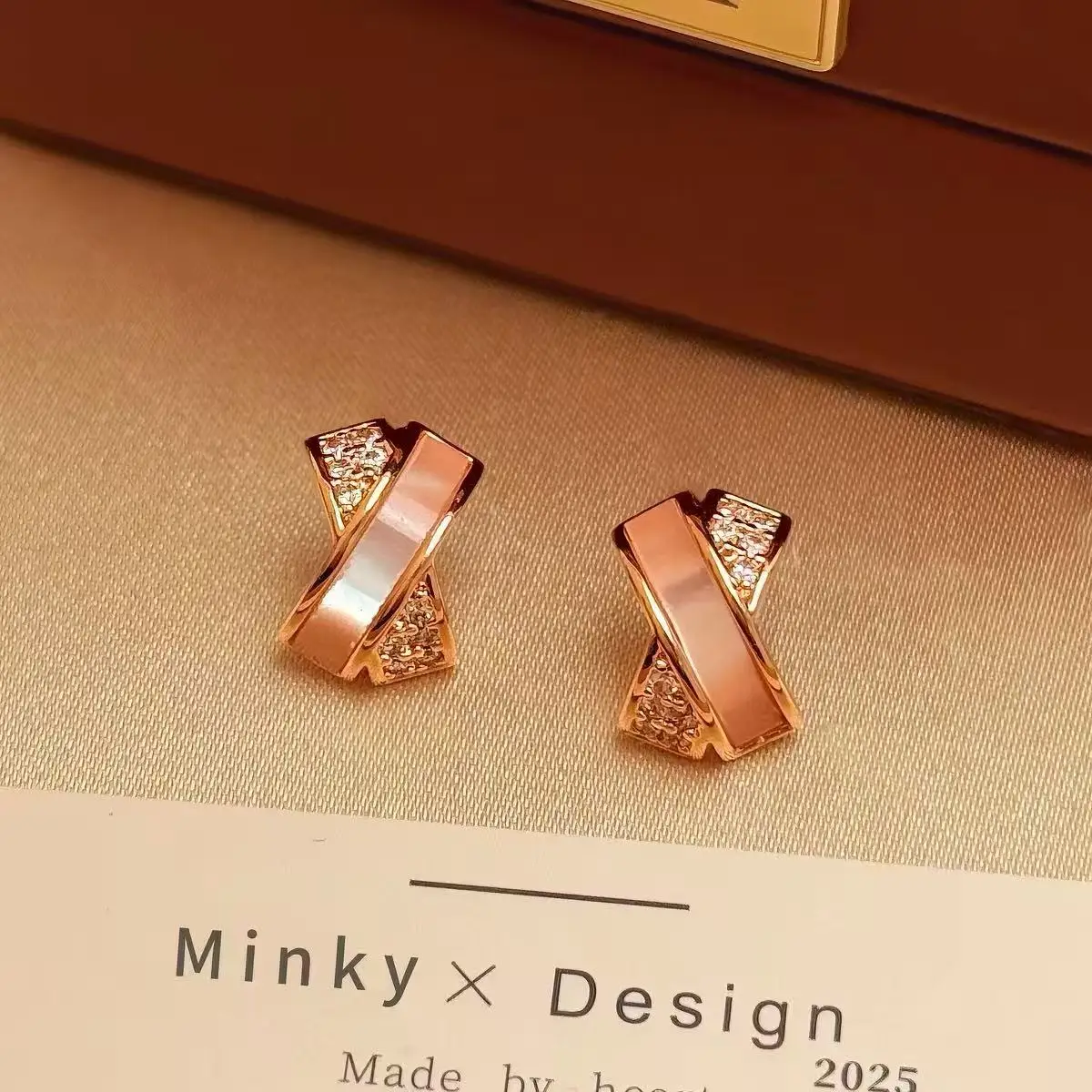 Roségoldfarbene, miteinander verschlungene Muschel-Zirkon-Mini-Metall-Ohrringe für Damen – Design-Sensation, modischer Luxus-Schmuck, vielseitiges Accessoire – Detail 5