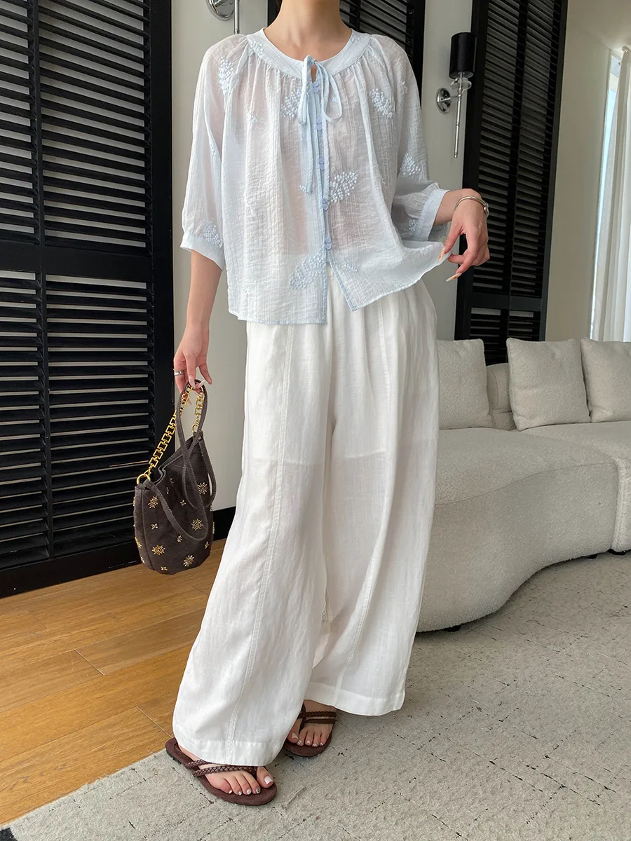 Sommerliches Damen-Shirt in unifarbenem Design mit aufwendiger Stickerei, Rundhalsausschnitt, Schnürung, lockerer Passform und leicht transparentem Stoff. – Detail 27
