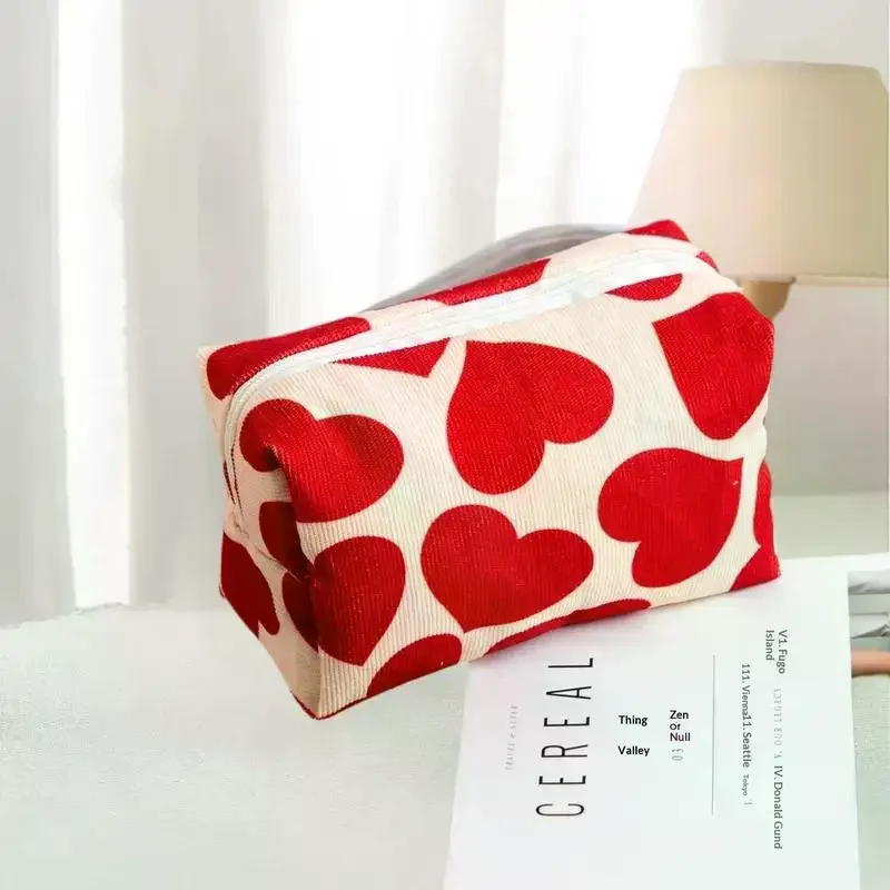 

Женская вельветовая косметичка для путешествий; Очаровательный рисунок красного сердца; Також сумка для хранения туалетных принадлежностей и держатель для карандашей