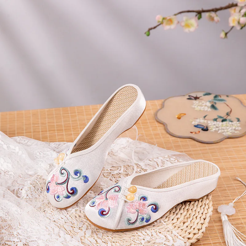 

MW10 Unisex leisure textile products spot white round head cloth slippers sticky rubber shoes low top canvas cloth shoes