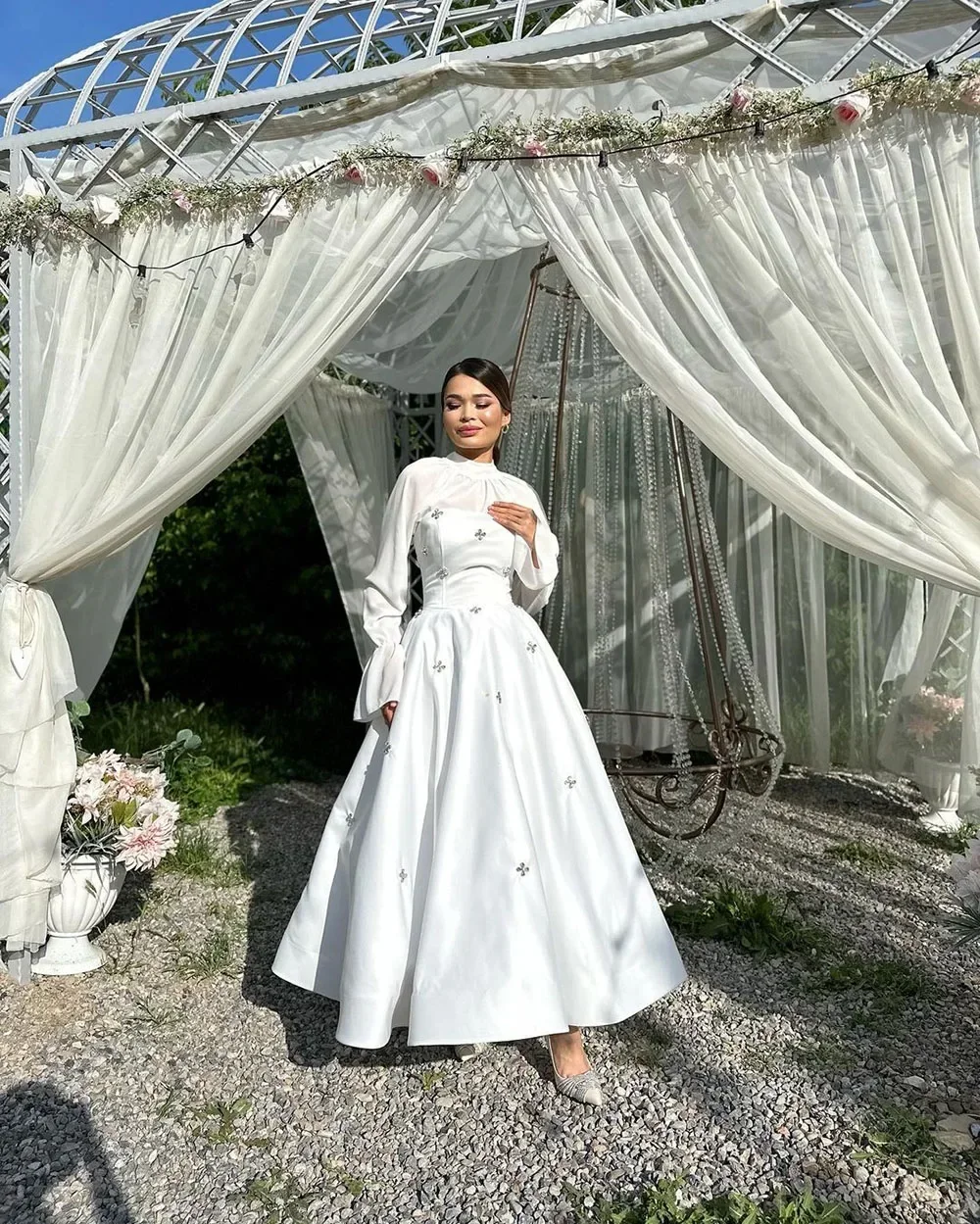 Dostosowane eleganckie muzułmańskie suknie ślubne w stylu vintage Suknie ślubne z wysokim dekoltem i długimi, rozkloszowanymi rękawami Kryształowa suknia dla panny młodej Brides Pa