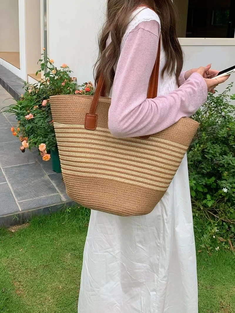 

New Niche Designer Luxury Retro Tote Bag Exquisite And Versatile Beach Vacation Bag High-end Casual And Simple Armpit Bag Trendy