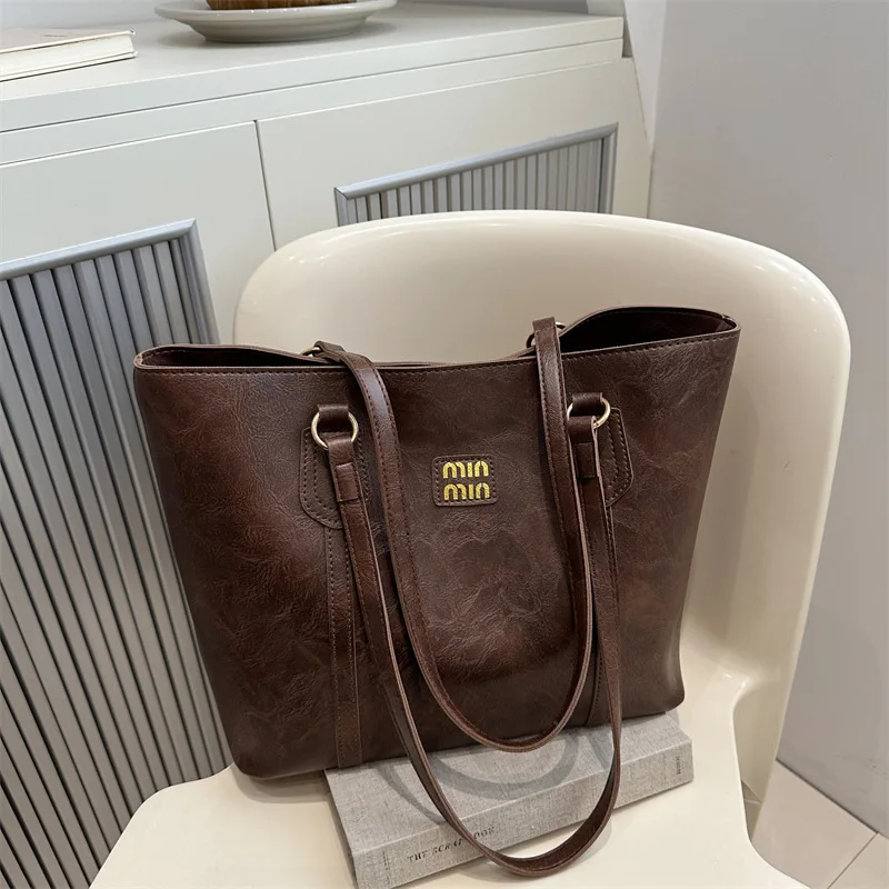 

High-End Large Capacity Tote Bag for Women New 2025 Casual Commuter Light Shoulder Purse for Winter Versatile Hand Carry Bag