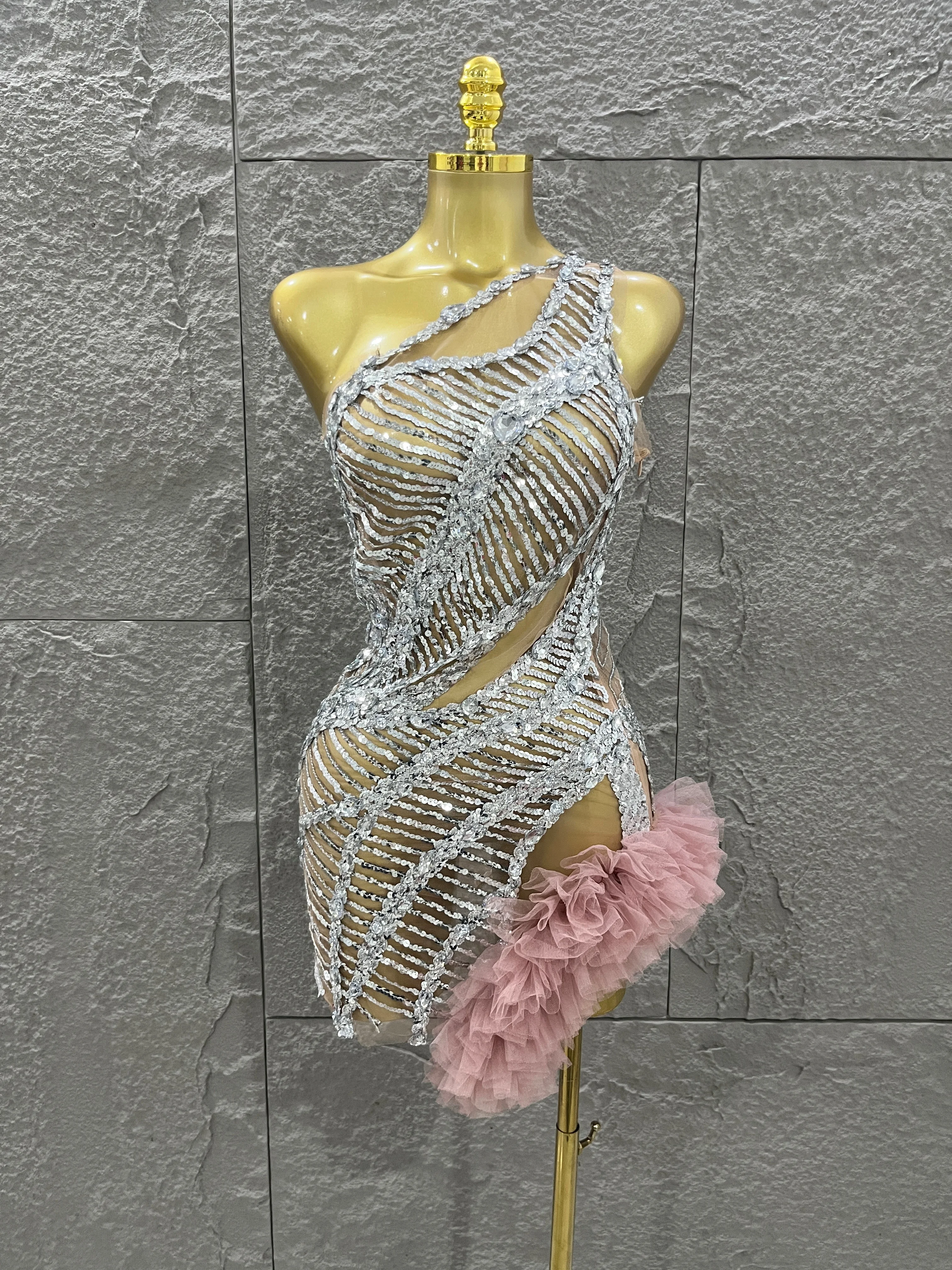 ชุดเดรสปักเลื่อมระยิบระยับแบบเซ็กซี่เปิดไหล่ข้างเดียว ชุดราตรีสำหรับงานปาร์ตี้ ชุดนักร้องนักเต้นสำหรับการแสดงในไนต์คลับ