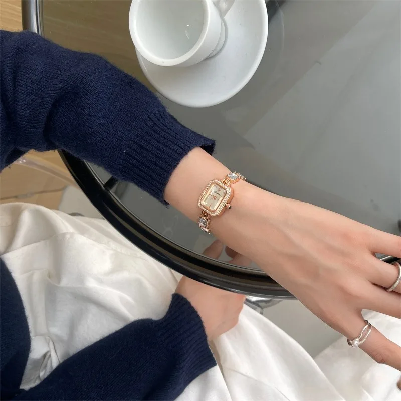 

Женские высококачественные модные кварцевые часы с квадратным циферблатом и пряжкой в форме стального ремешка, инкрустированные бриллиантами, модные кварцевые часы 2025 Montre Femme